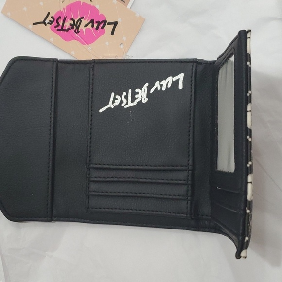 Betsey Johnson black white skull print heart shaped closure lock trifold wallet - Picture 6 of 12